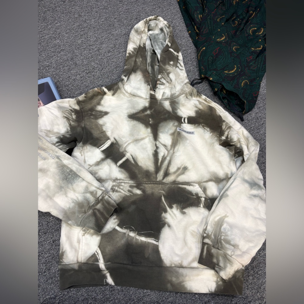 TALENTLESS Monochrome Tie-Dye Sweatshirt